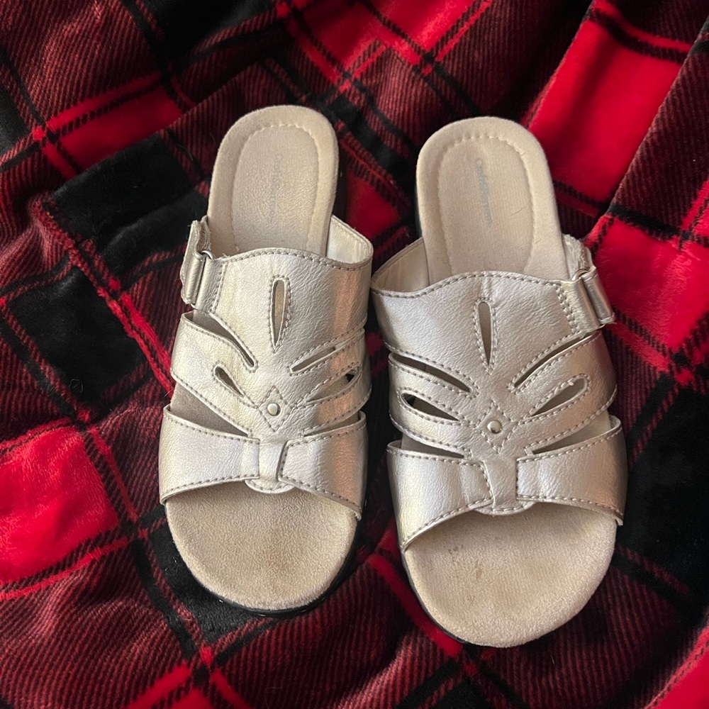 Ladies slightly used croft/barrow 8 med  sandal   they look silver/gold